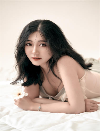 文化分析：成熟的有夫之妇性爱美食店中的导演的艺术风格与视觉语言 理解作品的时代背景与文化语境